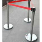Retractable belt  Que manager barrier